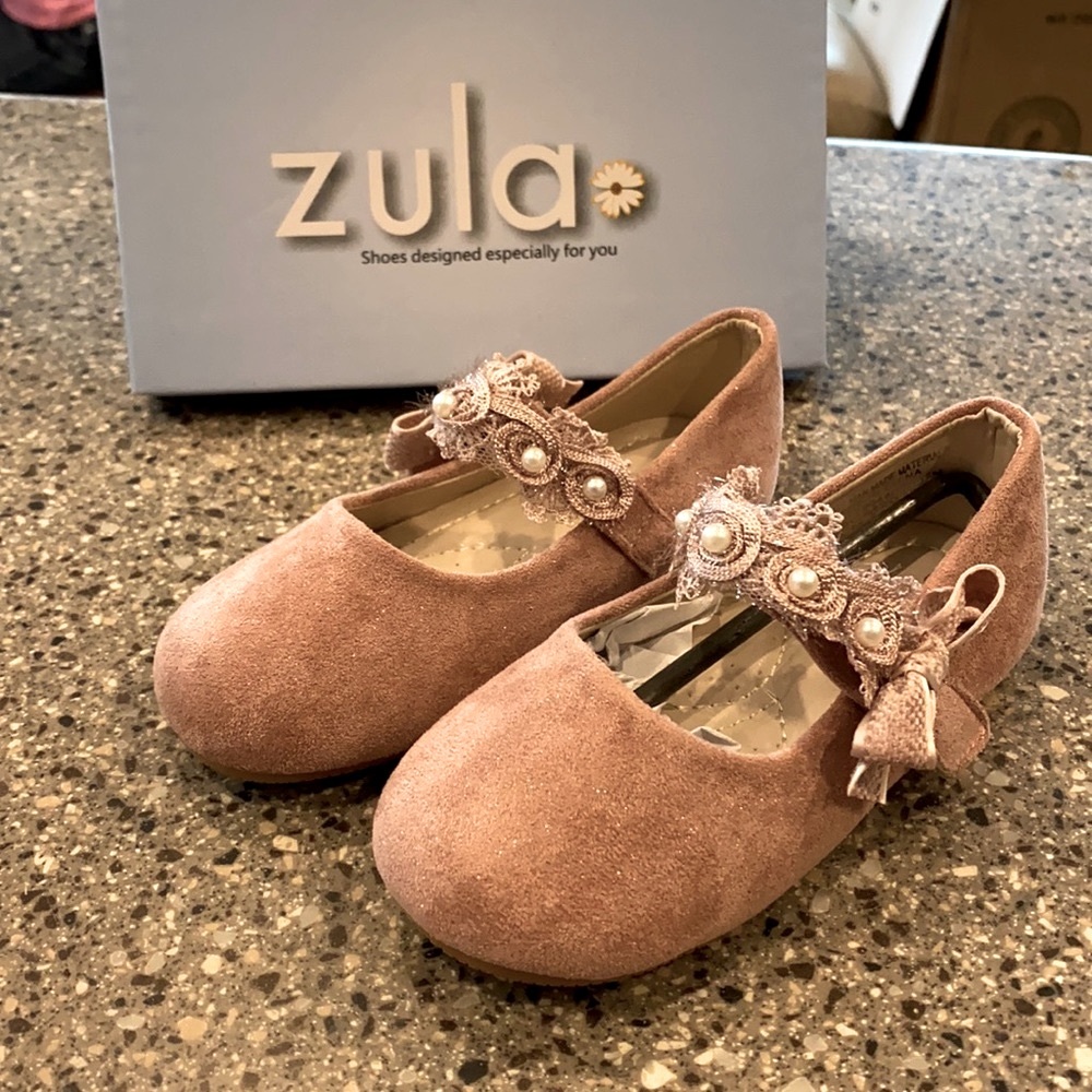 - Dressy flats “NEW“